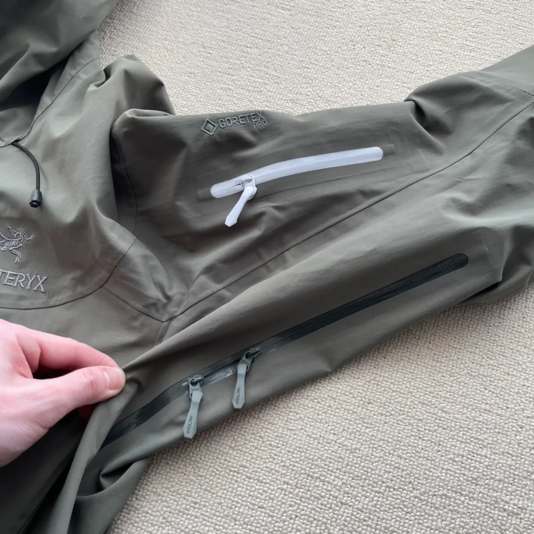 ALPHA sv ｜ ， 。 ， ， ， 。 alpha sv ， ， ， ， 。 6 ，gtx ， ， 。 sv Series～ ， 。 ARC'TERYX Alpha SV/VR 24k GTX ️ ， ，Quality ， ， ， ， ！ ， Versatile ， 3D ，Tri-Durance ， NM 00d-X 3LGORE-TEX Pro ISO 90(ISO 4) Breathable ， Breathable， 。 ，Water Tight RS 。Alpha SV ， Storm Hood ， ， 。 ，VISLON ， Velcro ， Zip-in， Classic ， ， Aplha Series ， ， ！ Color： Gold Size：S M L XL XXL XXXL（ Size） Size 175 120 s S ： 116 66 64 51 M ： 120 67 66 52 L： 124 68 68 53 XL： 128 69 70 54 XXL： 132 70 72 55 3XL： 136 71 73 56